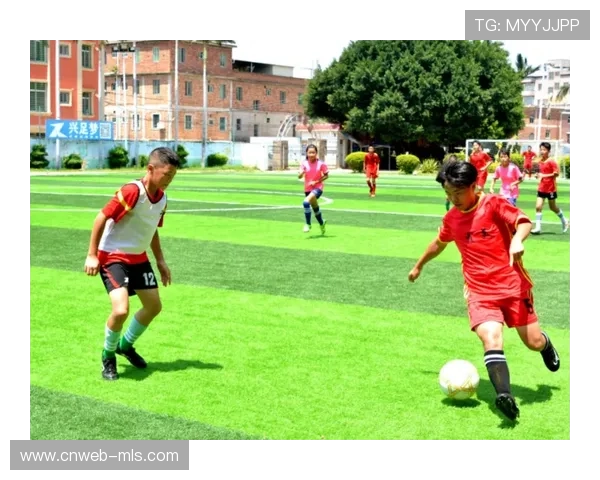幼儿软式曲棍球小运动员入场，笑脸软萌引家长欢呼