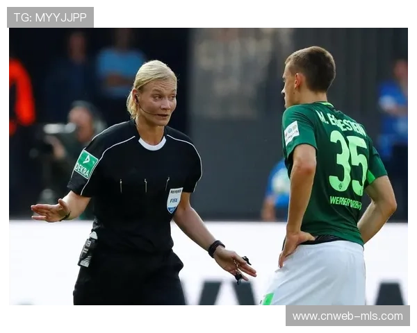 德甲裁判组试用智能手环,实时接收VAR提示减少判罚失误 德甲裁判组试用智能手环,实时接收VAR提示减少判罚失误