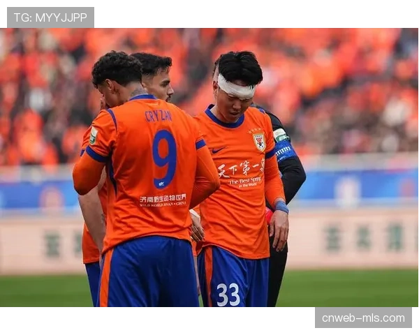 【2026年4月中超联赛·人物·特写特写:场边治疗的山东泰山球员,仍在观察对手定位球防守站位并向队友喊话提示